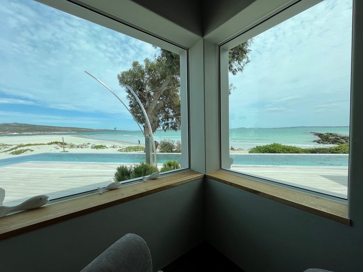Eckfenster mit Blick auf Pool, Strand und Lagune