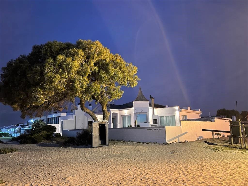 Das Haus in der Abenddämmerung mit Regenbogen