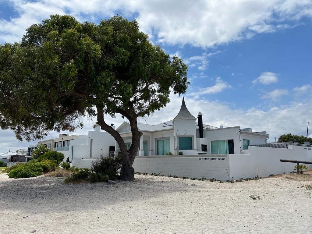 Das weisse Haus mit Türmchen vom Strand aus gesehen