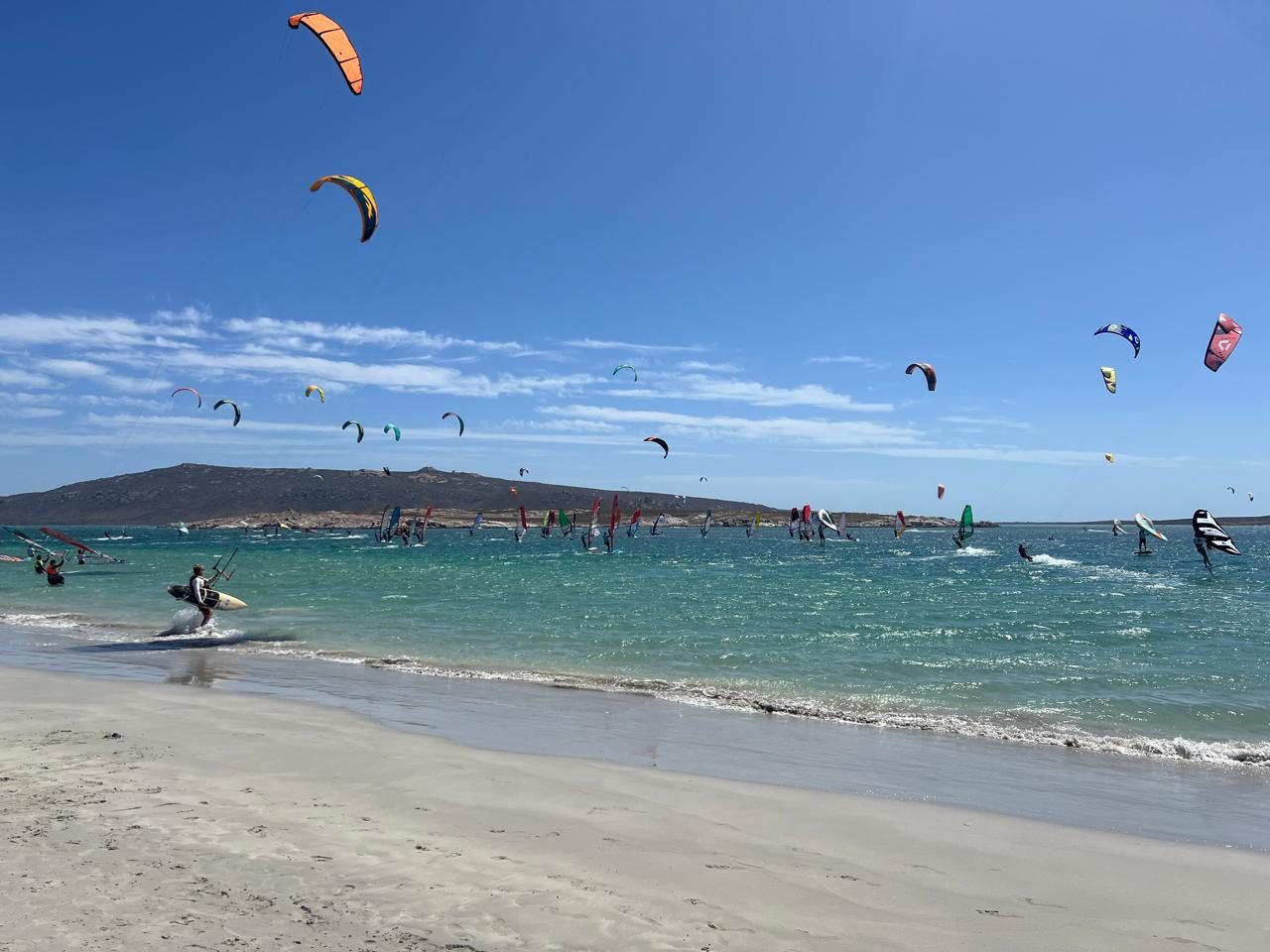 Viele Kitesurfer in der Lagune von Langebaan