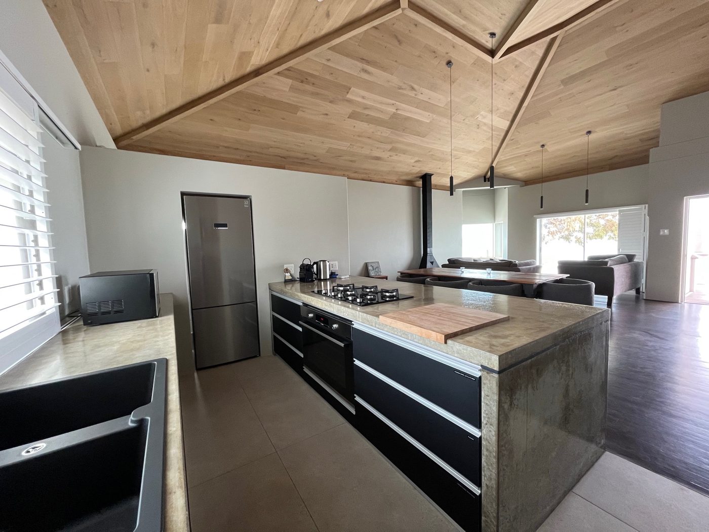Moderne Küche mit Kochinsel und Kühlschrank