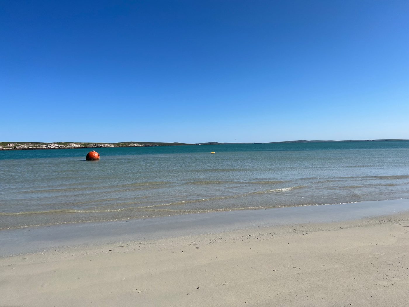 Weisser Sandstrand und türkisfarbenes Wasser der Lagune