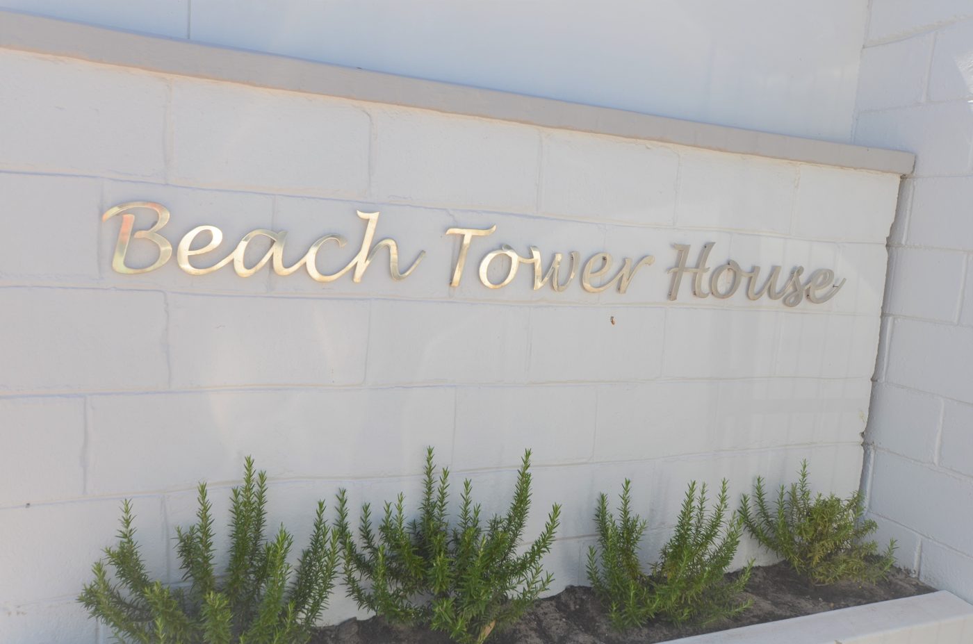 Schriftzug Beach Tower House an der weissen Hauswand
