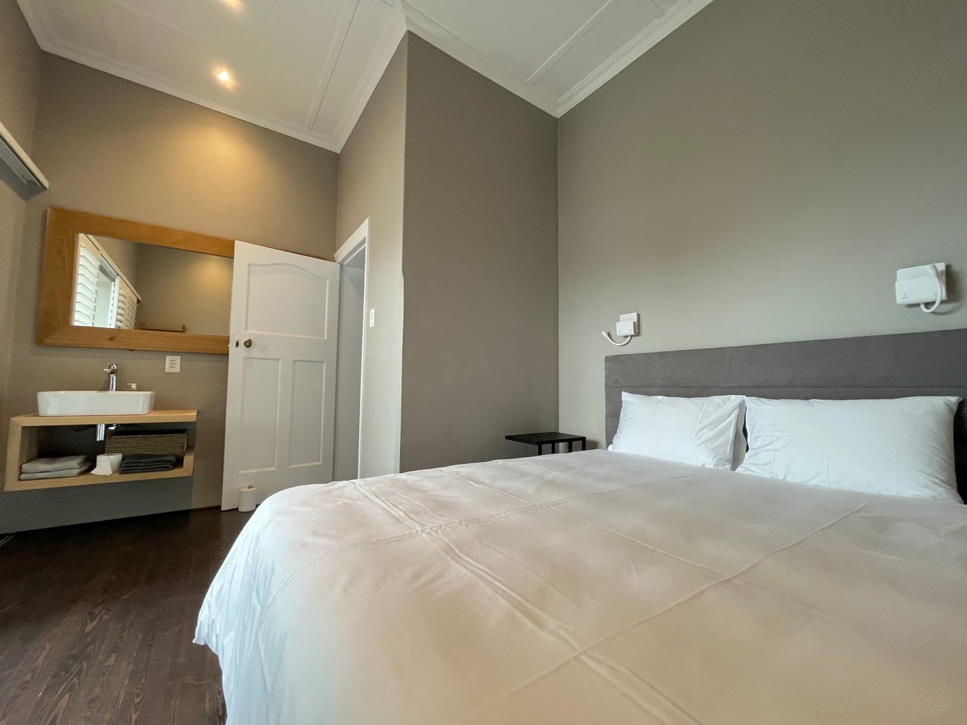 Schlafzimmer mit Doppelbett und eigenem Waschtisch