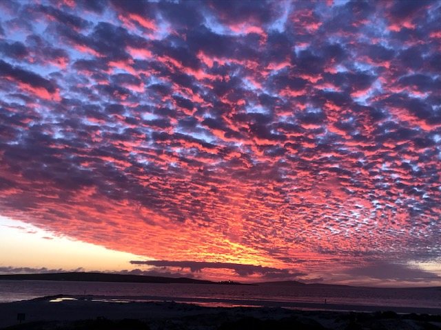 Farbenprächtiger Abendhimmel mit rosa Wolken über der Lagune