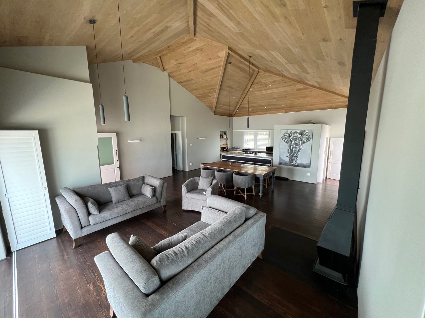 Wohnzimmer mit hellen Sofas und Cheminée