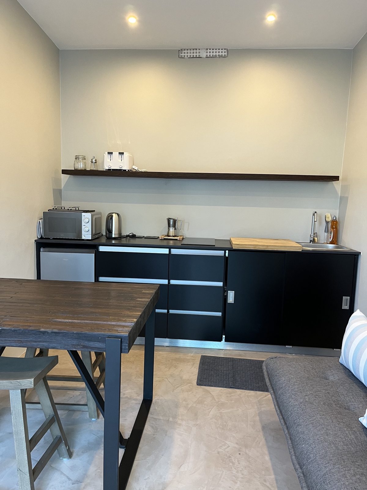 Kitchenette mit Kühlschrank, Wasserkocher und Esstisch
