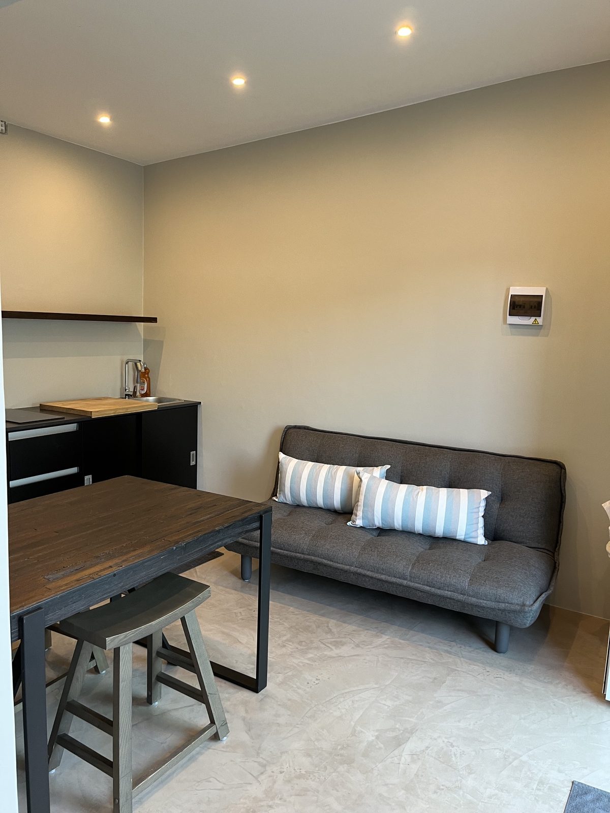 Sitzecke mit grauem Sofa und Esstisch